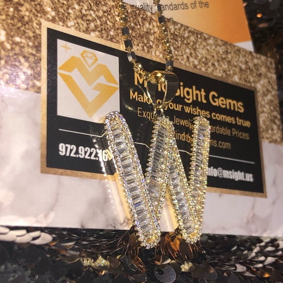 Stunning W initial pendant, VVS clarity Swarovski Crystal initial pendant charm - Picture 5 of 7